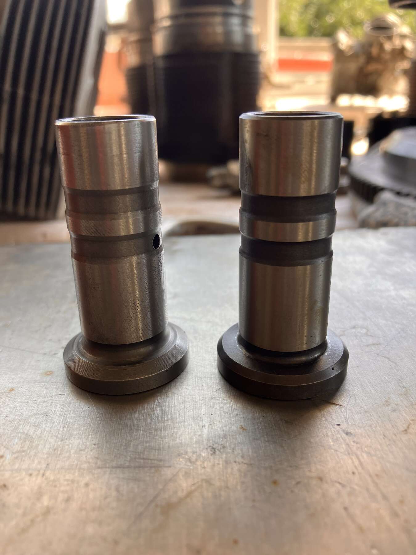 Deux pièces cylindriques usinées