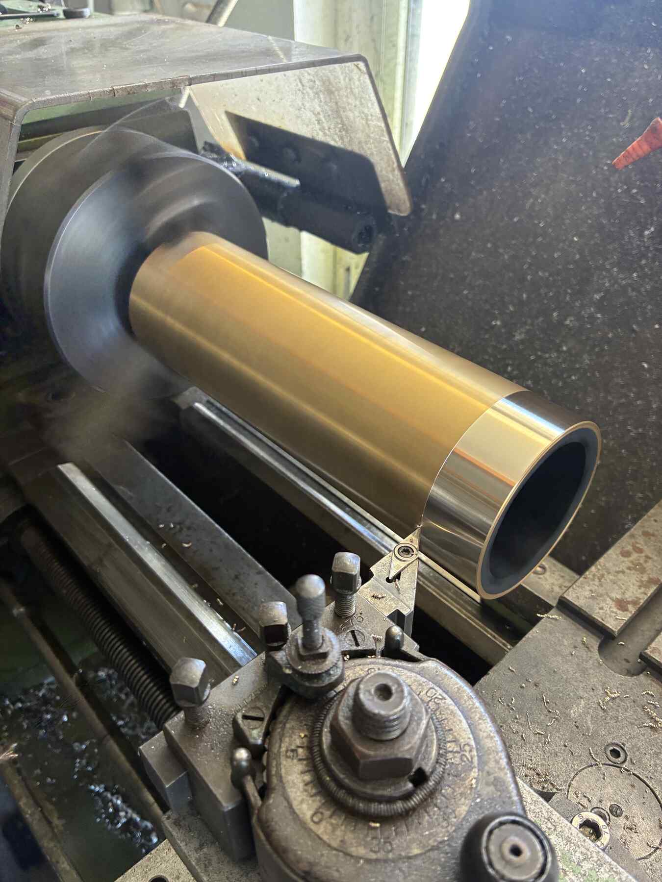 Pièce métallique en cours de tournage dans l’atelier